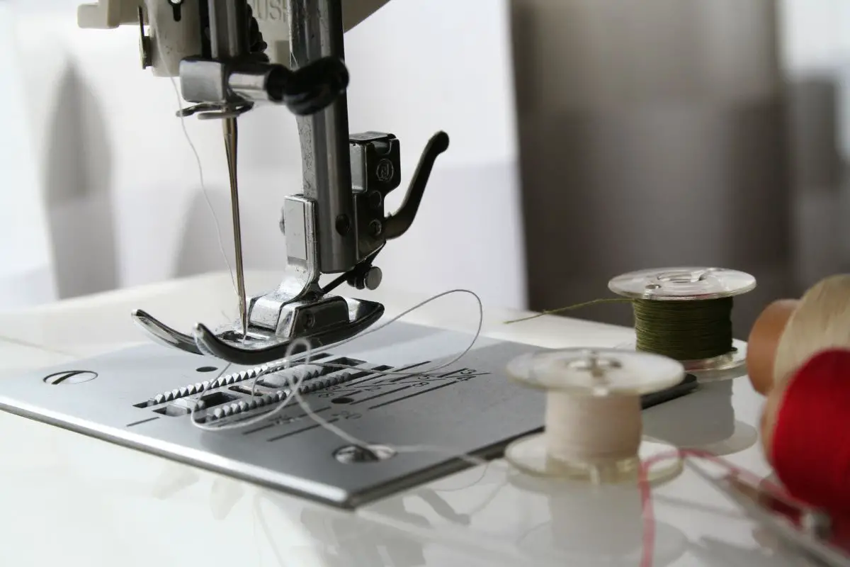 Free Arm Sewing Machines Explained (How And When You Should Use One)
