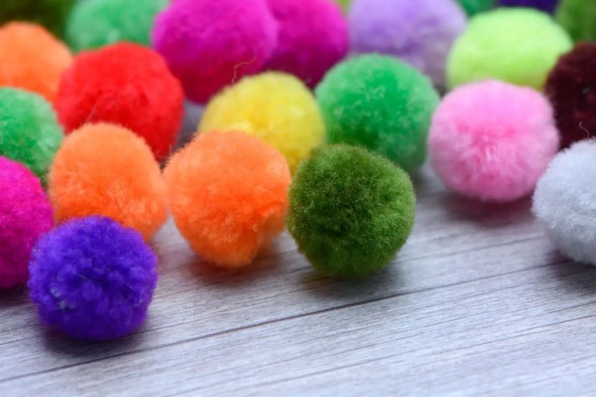 Two Ways You Can Make A Yarn Pom Pom At Home (1)