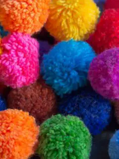Two-Ways-You-Can-Make-A-Yarn-Pom-Pom-At-Home