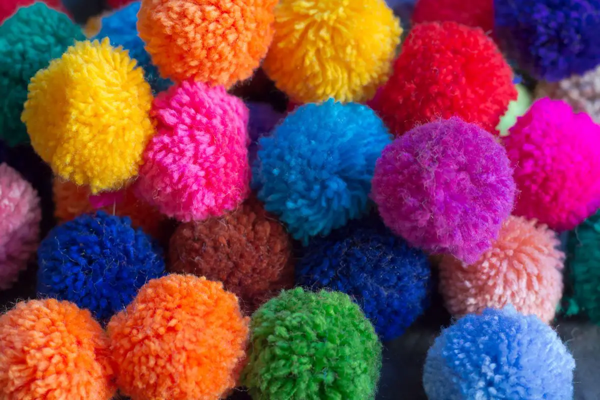 Two-Ways-You-Can-Make-A-Yarn-Pom-Pom-At-Home