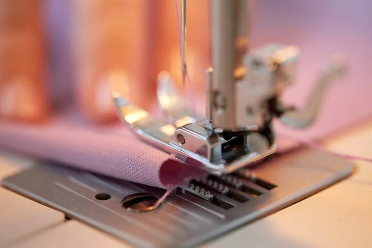 How To Thread A Sewing Machine Needle
